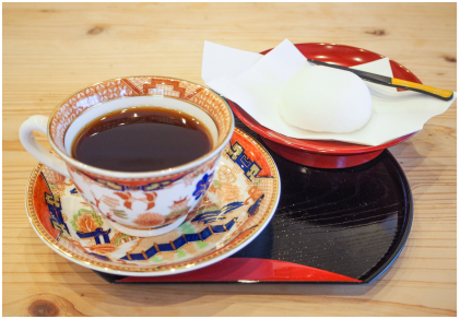 コーヒーと和菓子の写真